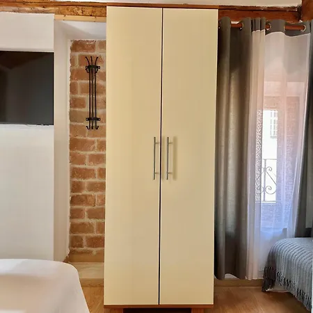 Отель Kelly's 3*